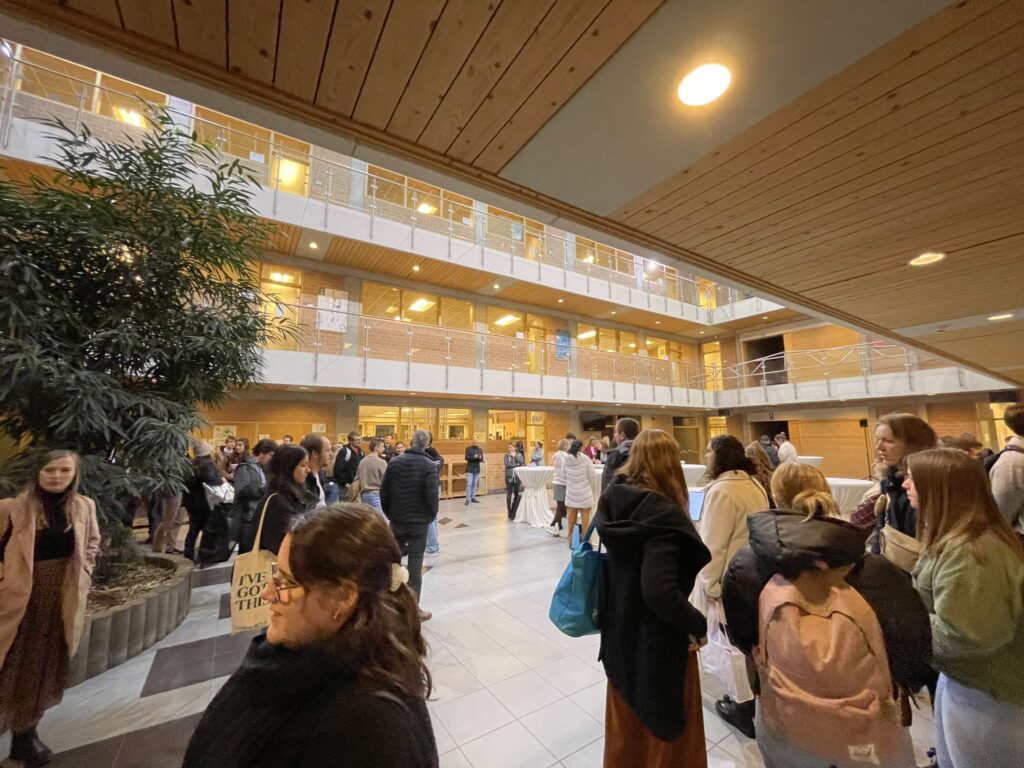 Picture of the entrance of the schoolbuilding.